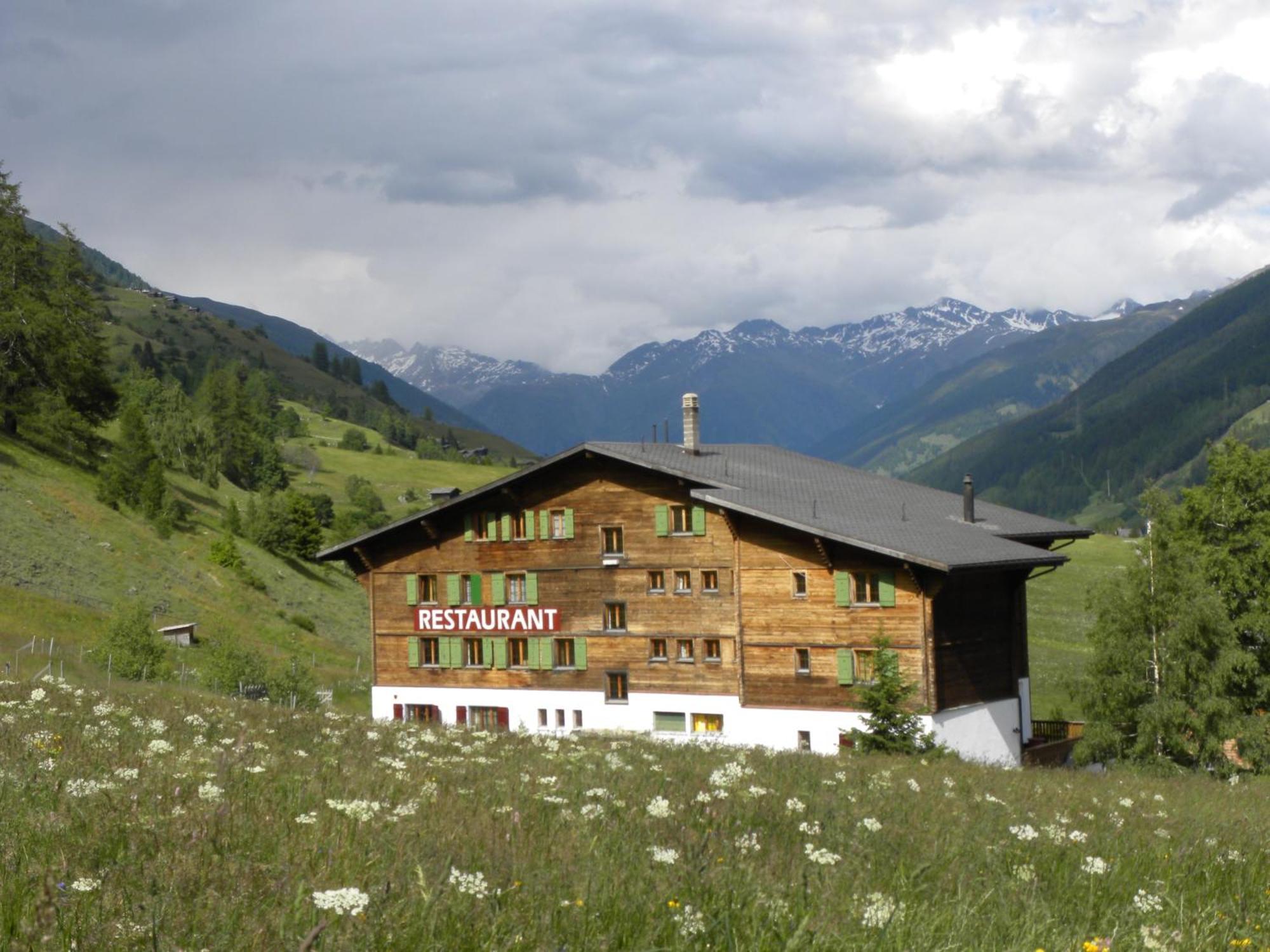 Hotel Restaurant Walliser Sonne Reckingen Exteriör bild