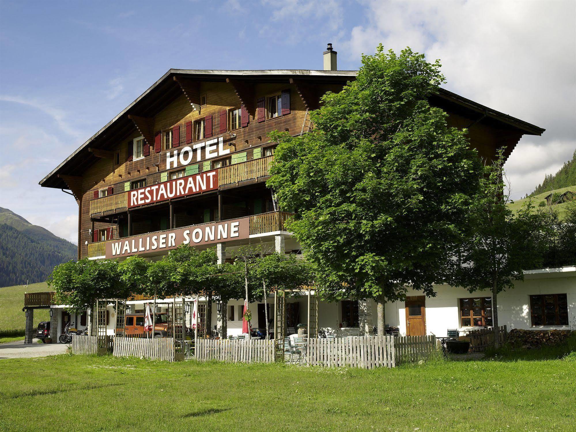 Hotel Restaurant Walliser Sonne Reckingen Exteriör bild